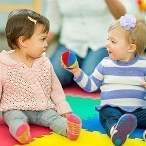 Baby de Montessori grijpbal en puzzelbal op de speelmat