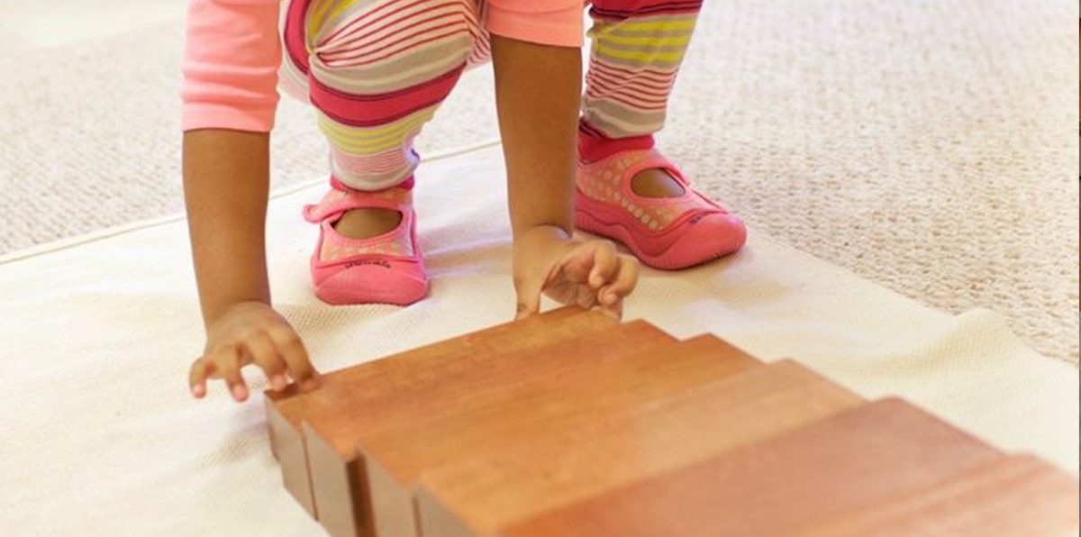 Kind dat de houten prisma's van de Bruine Trap hanteert