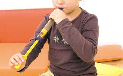 Kind dat speelt op de houten Montessori schuiffluit