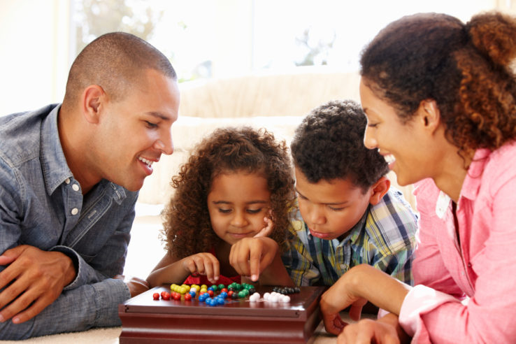 Coöperatief spel en ouder-kindinteractie met het houten Montessori materiaal