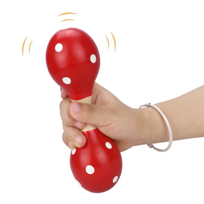 Gemakkelijke greep van de maracas rammelaar door een babyhandje