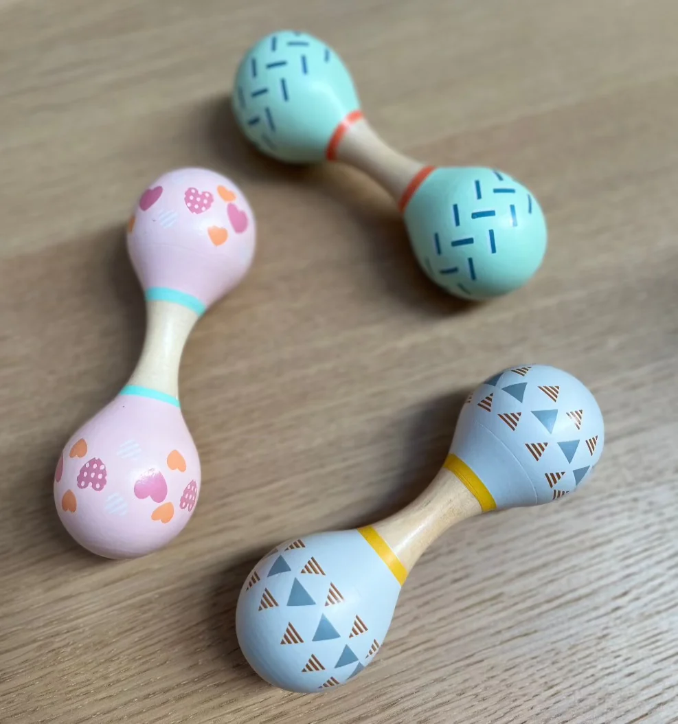 Zwaaibeweging en ergonomische grip van de dubbele houten maracas