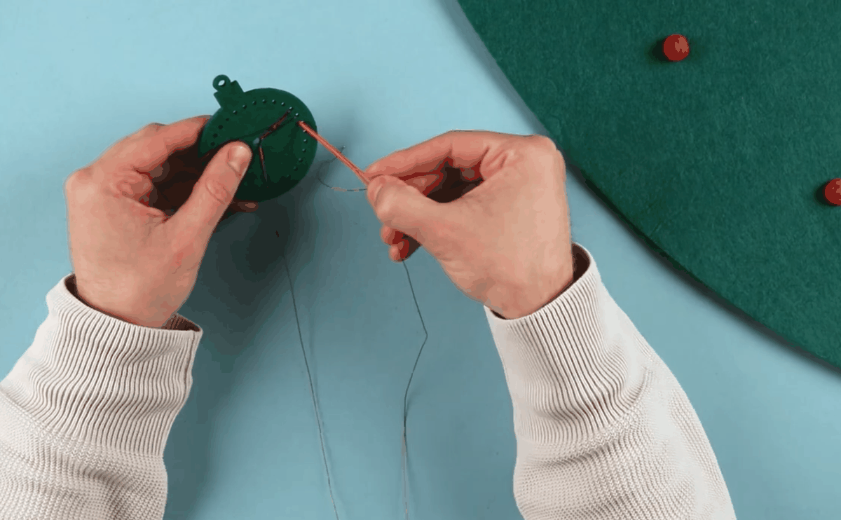 Ophangen van afgewerkte ornamenten aan de grote interactieve kerstboom