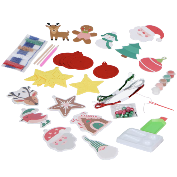 Kerstknutsel activiteit: vilten kerstboom om op te hangen met gepersonaliseerde hangers