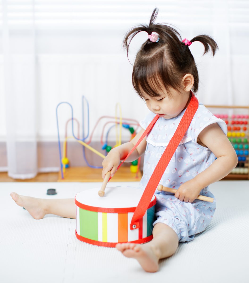 Houten kindertrommel met drumstokken - Muziekinstrument en percussie voor muzikale vorming