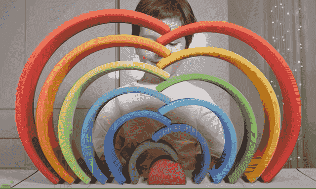 Demonstratie van de dominokettingreactie met de Montessori regenboog