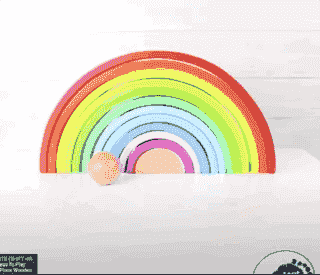 Grote Montessori regenboog gebruikt als knikkerbaan en dynamische schans